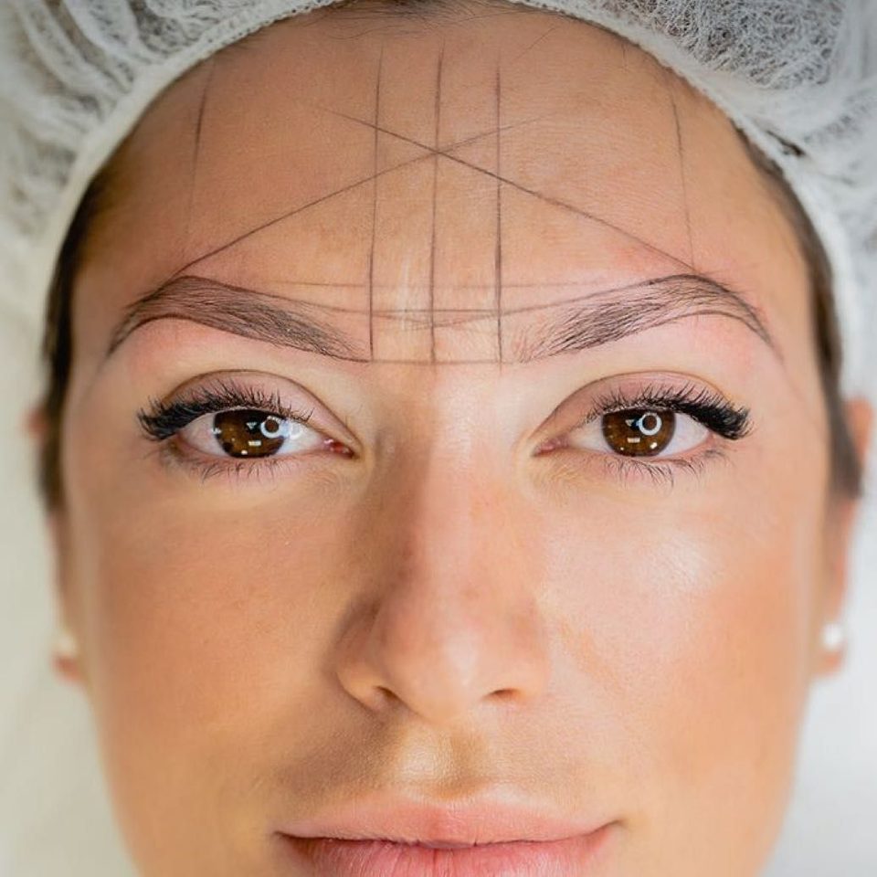 Diseño de cejas con henna