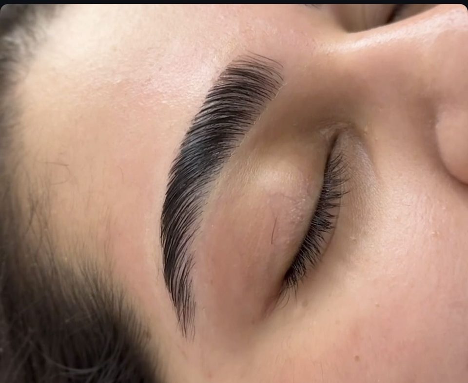 Laminado de cejas con depilación